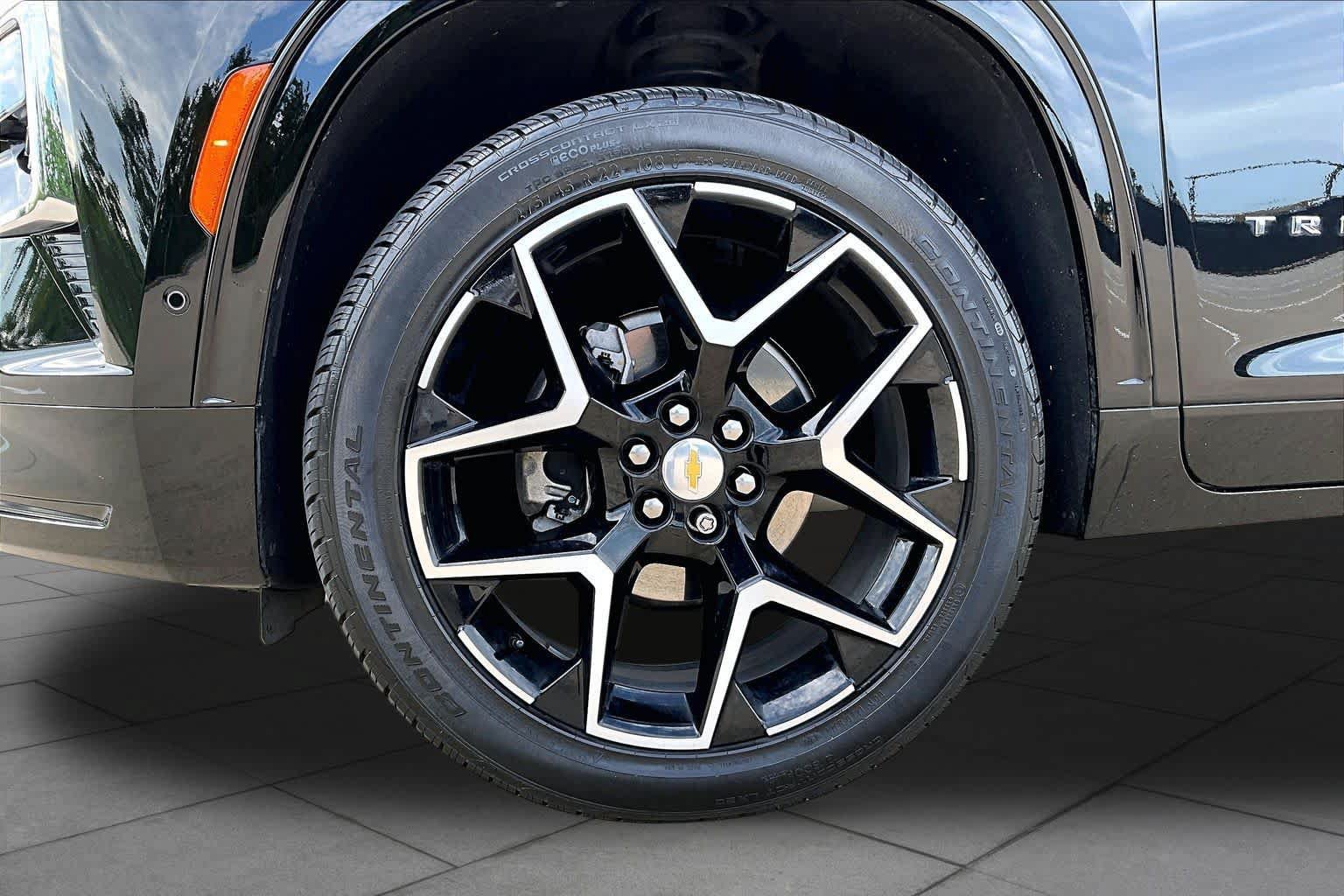 Used 2025 Chevrolet Traverse High Country w/ LPO, Floor Liner Package FWD image 11