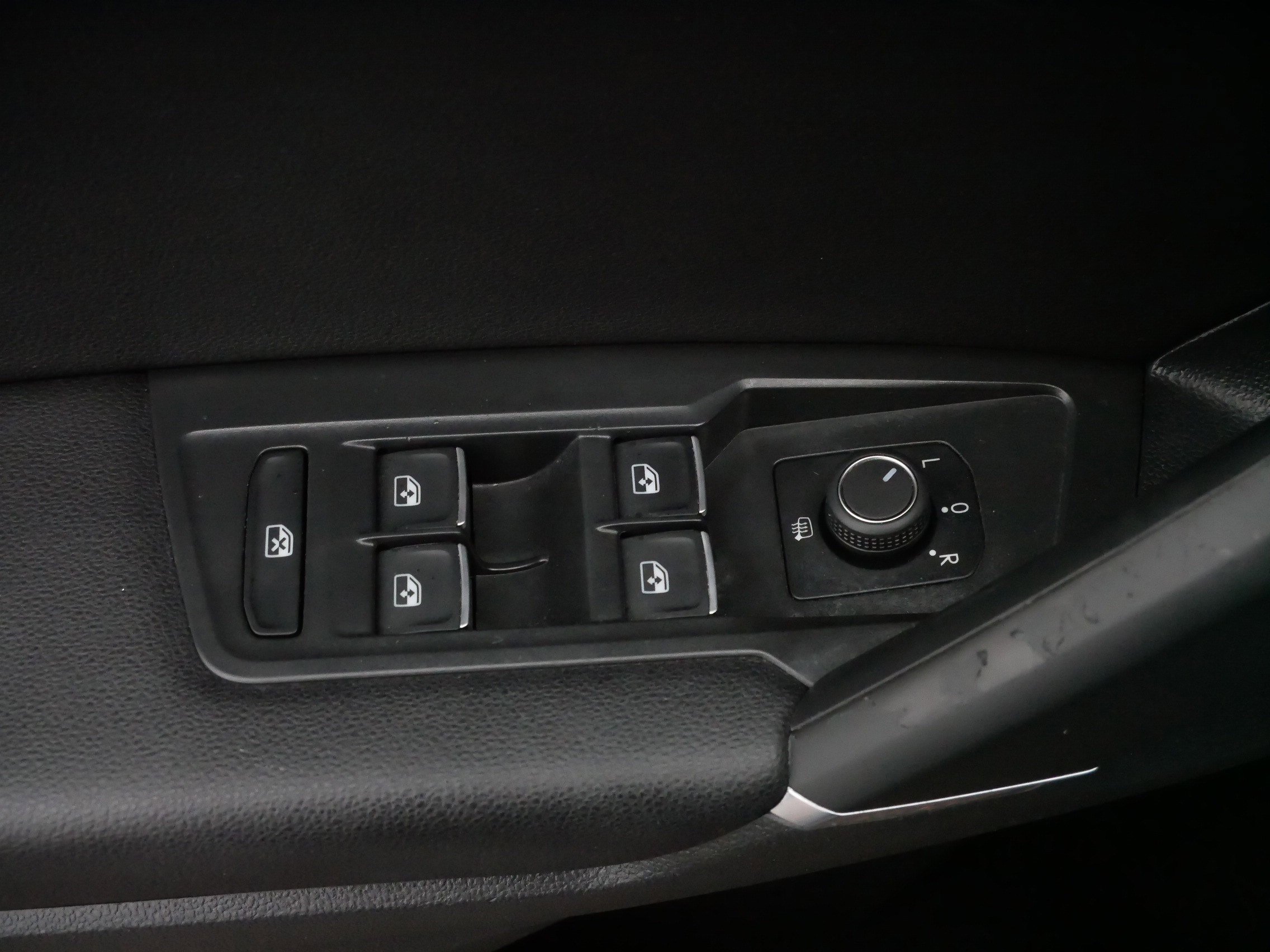 Certified 2020 Volkswagen Tiguan SE w/ Panoramic Sunroof Package image 19