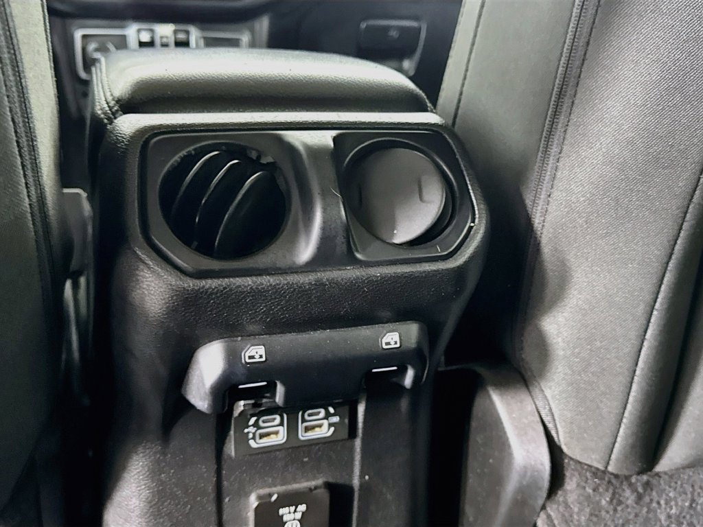 Used 2018 Jeep Wrangler Unlimited Sahara AWD/4WD image 30