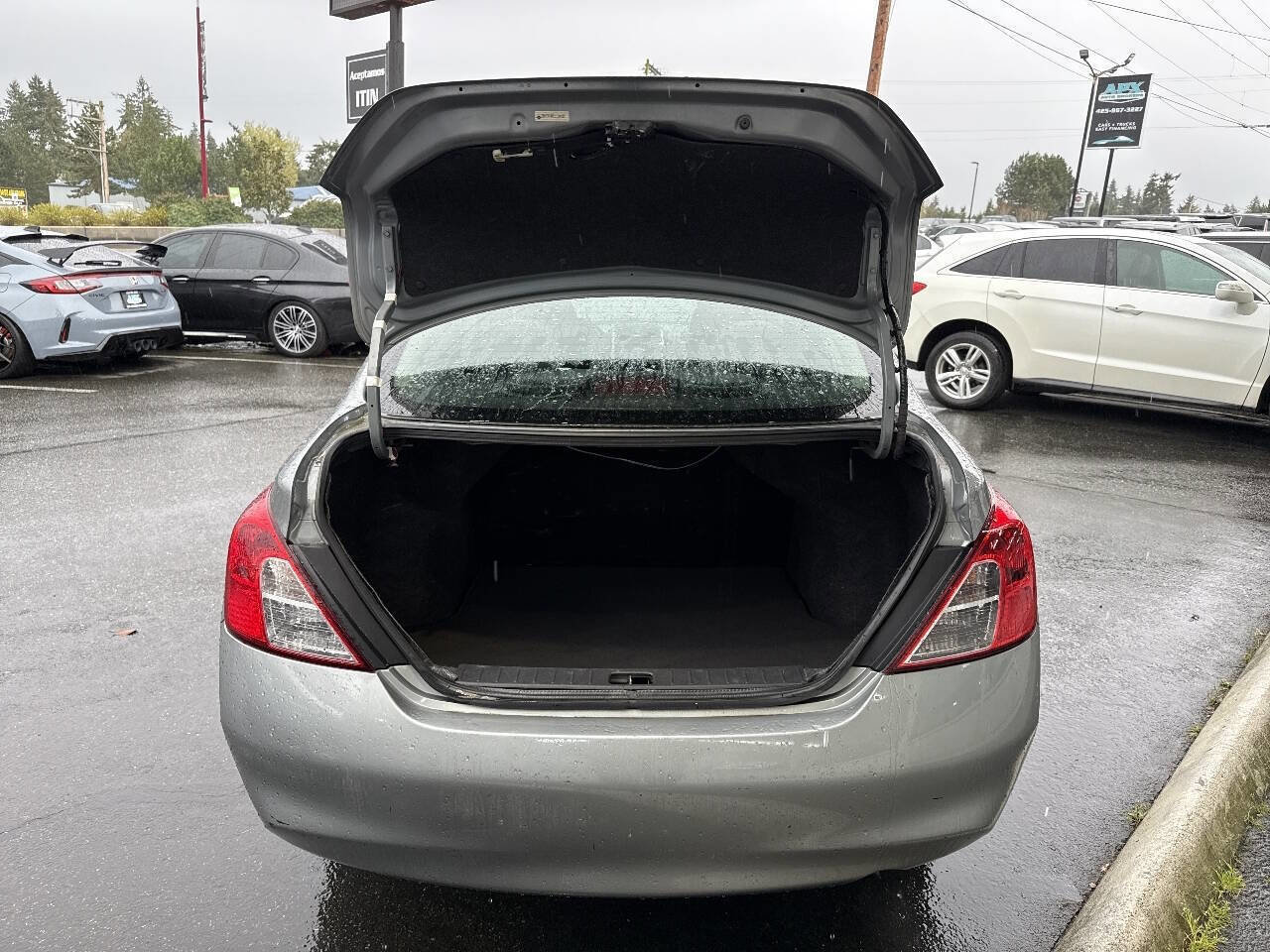 Used 2012 Nissan Versa SV image 6