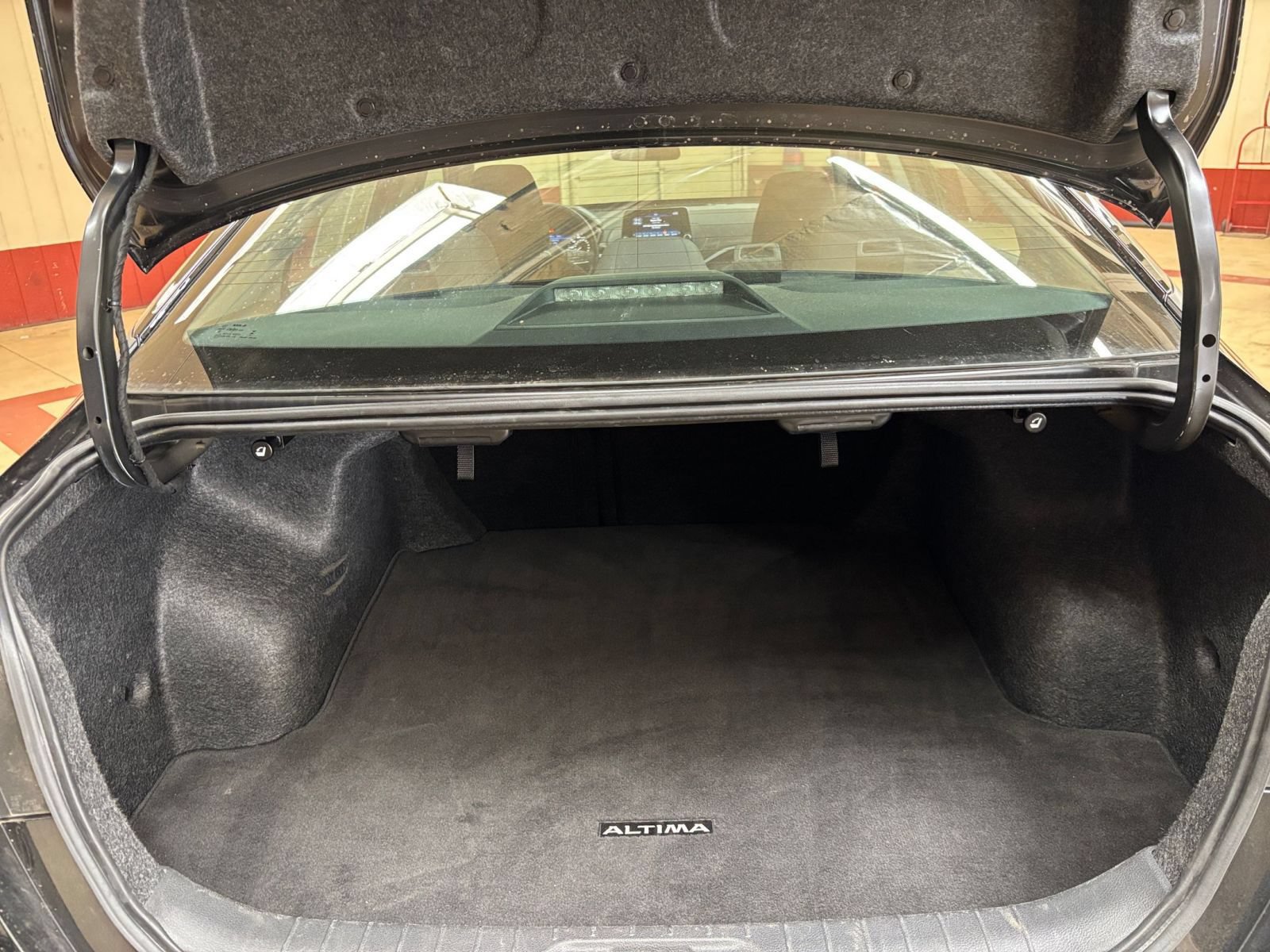 Used 2025 Nissan Altima 2.5 SV FWD image 31