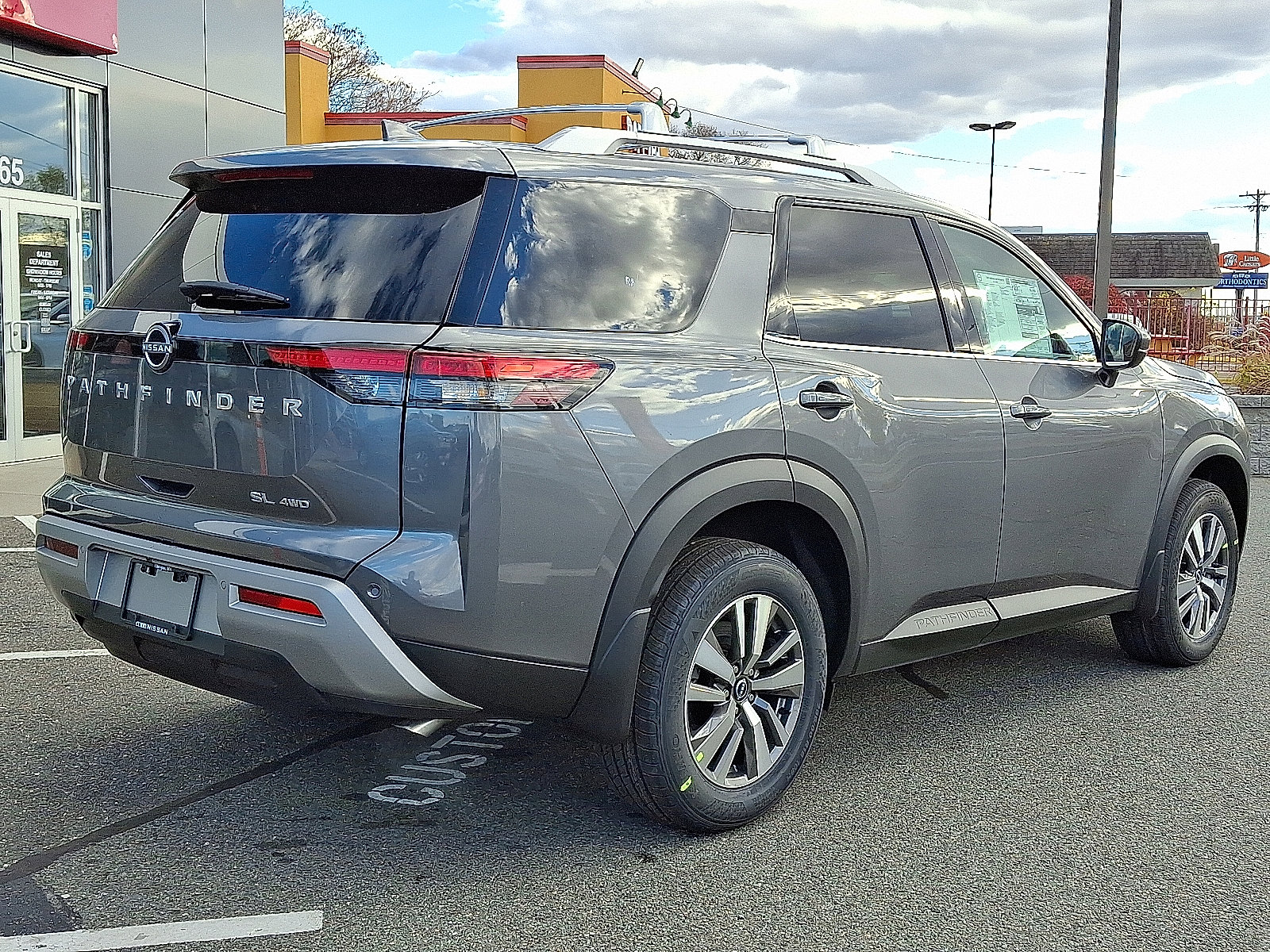 New 2025 Nissan Pathfinder SL image 4