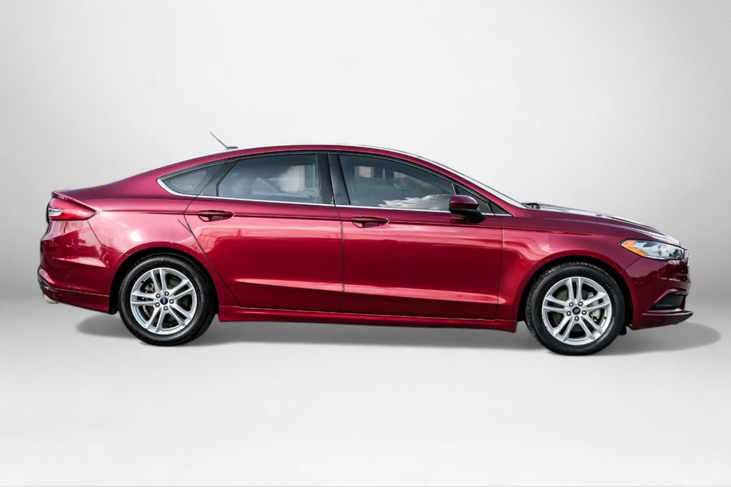 Used 2018 Ford Fusion SE w/ Fusion SE Technology Package FWD image 4