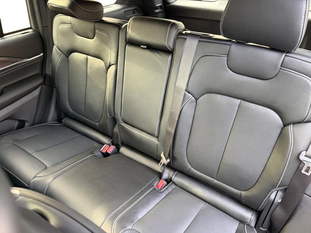 New 2025 Jeep Grand Cherokee Overland w/ Luxury Tech Group IV AWD/4WD image 13