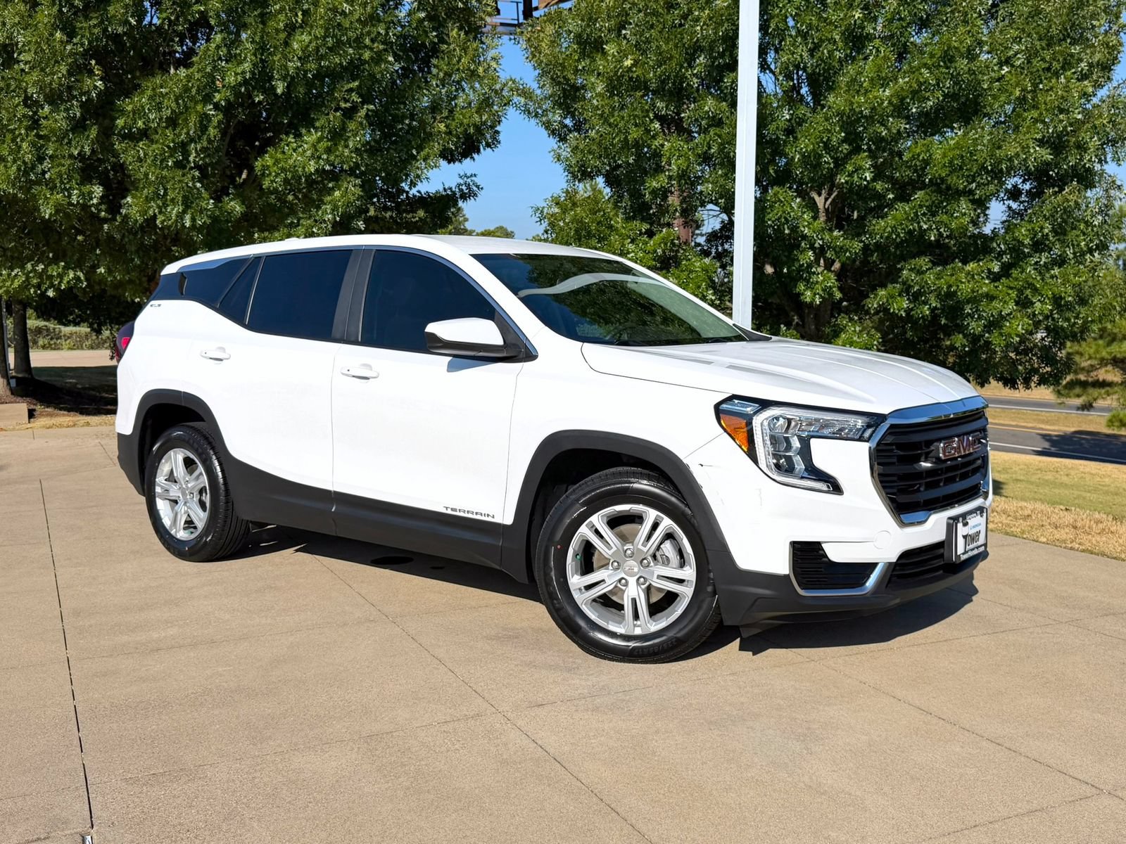Used 2024 GMC Terrain SLE FWD image 1