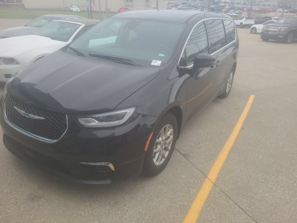 Used 2024 Chrysler Pacifica Touring-L FWD image 1