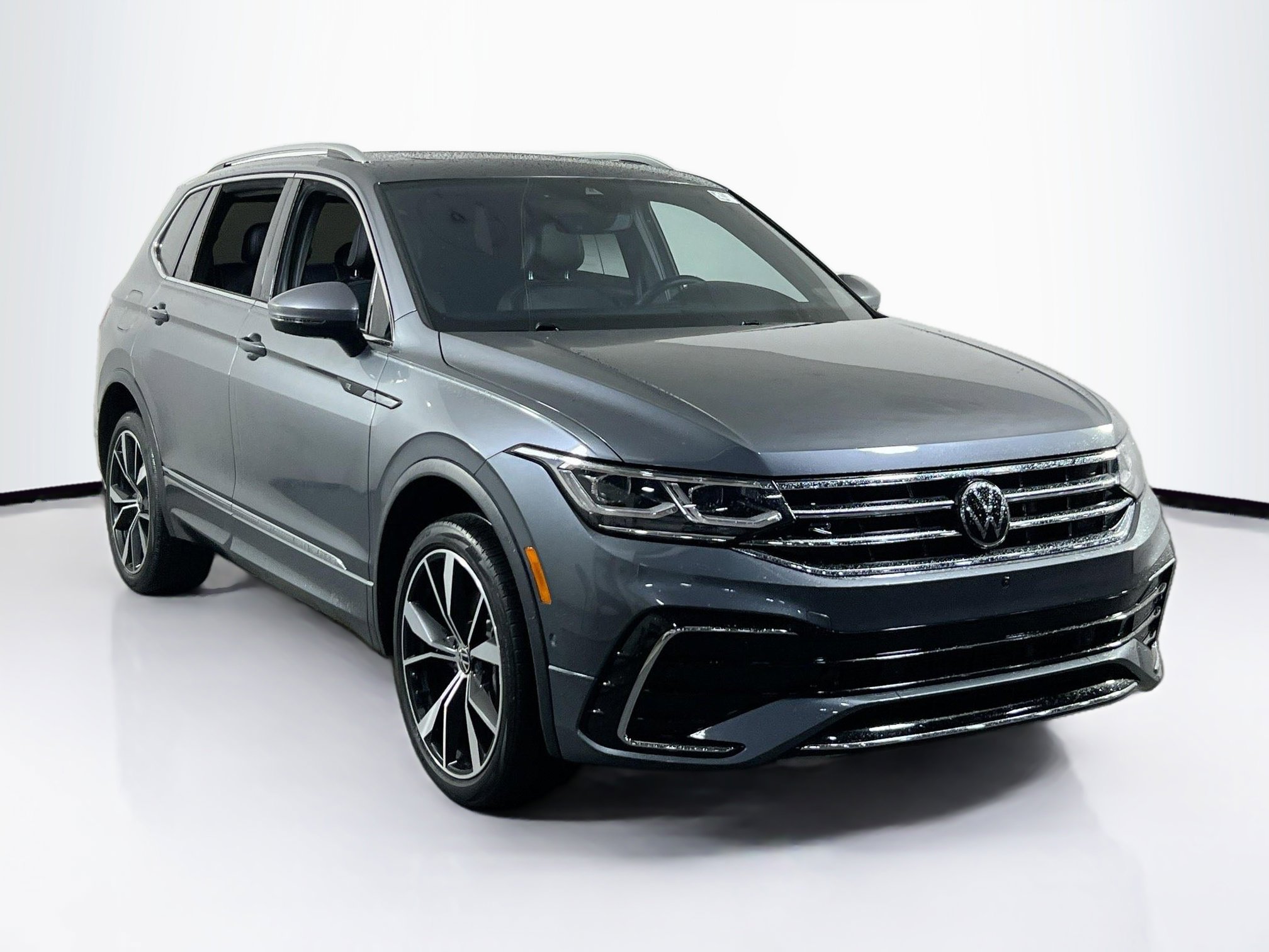 Used 2022 Volkswagen Tiguan SEL R-Line AWD/4WD image 3