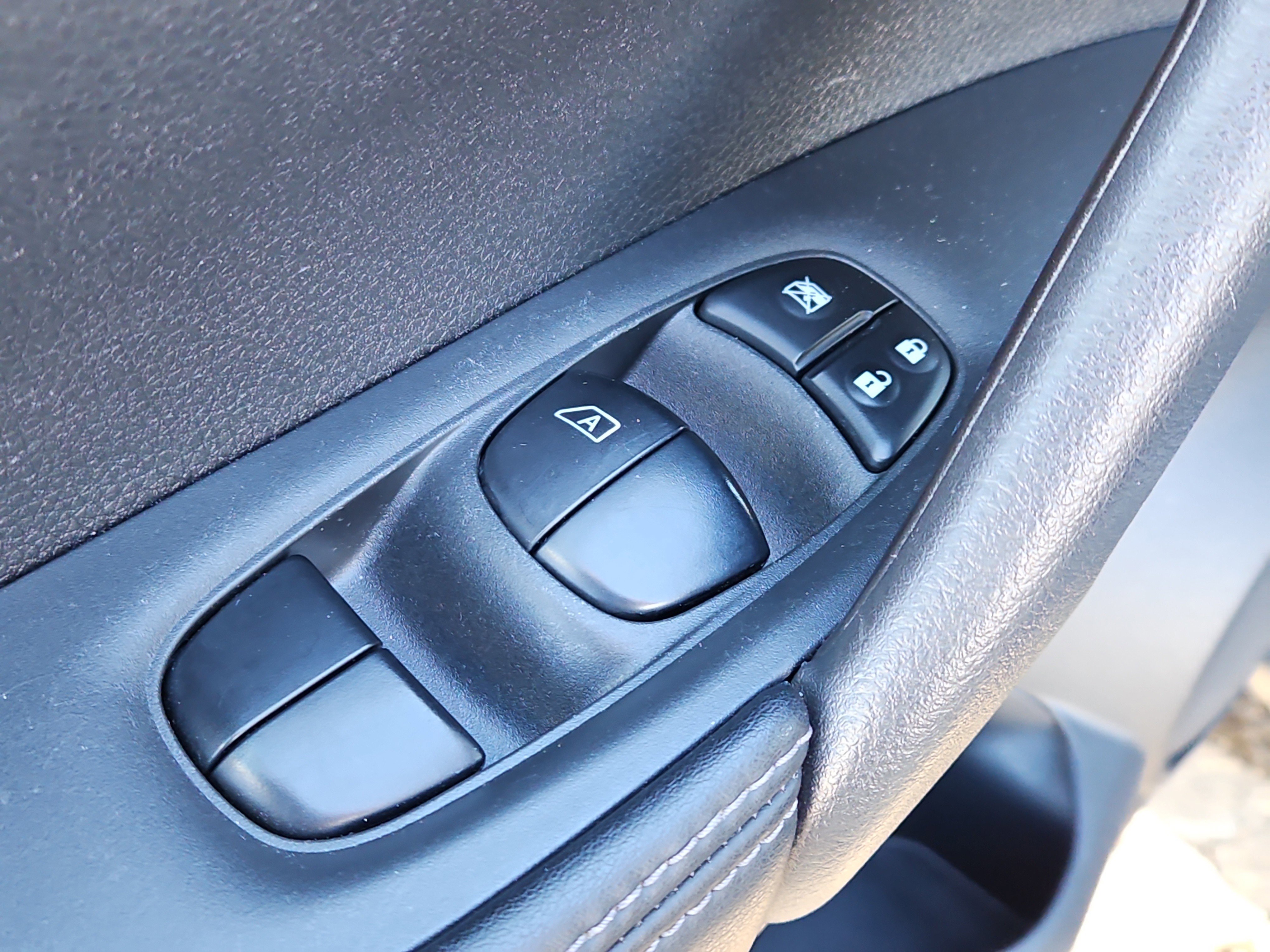 Used 2018 Nissan Rogue SL image 13