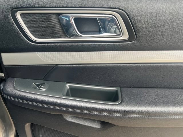 Used 2016 Ford Explorer XLT w/ Equipment Group 202A FWD image 33
