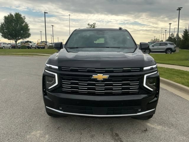 Used 2025 Chevrolet Suburban High Country AWD/4WD image 9
