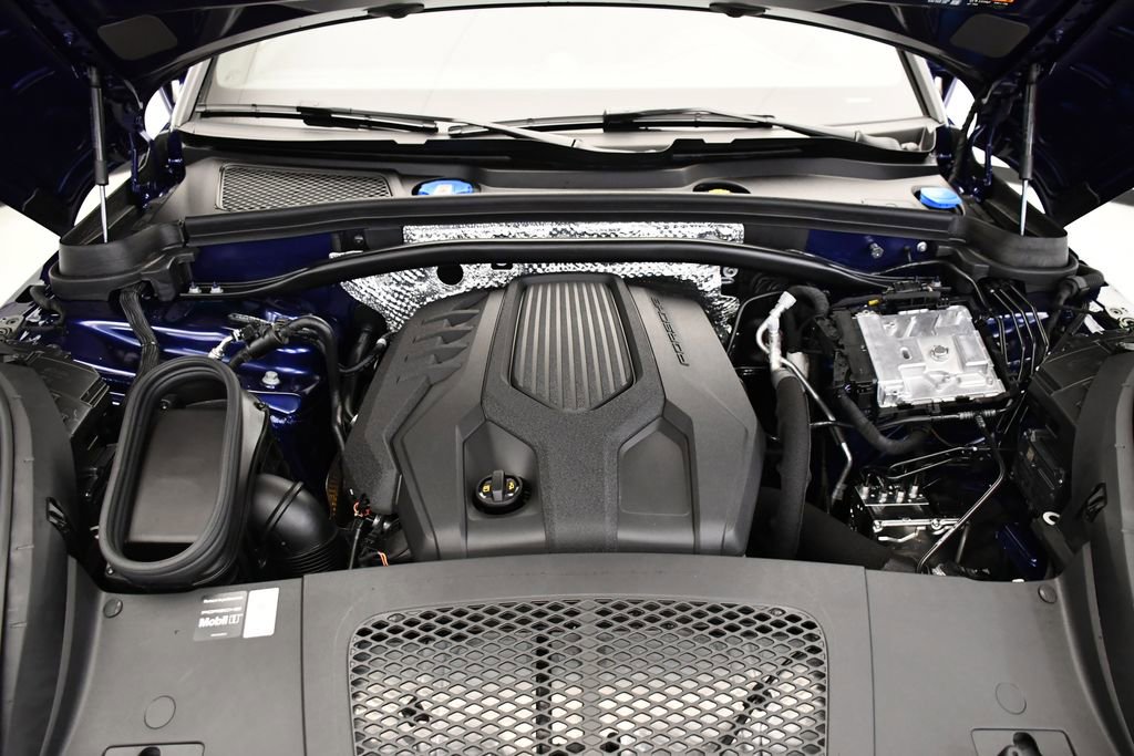 Certified 2025 Porsche Macan image 11