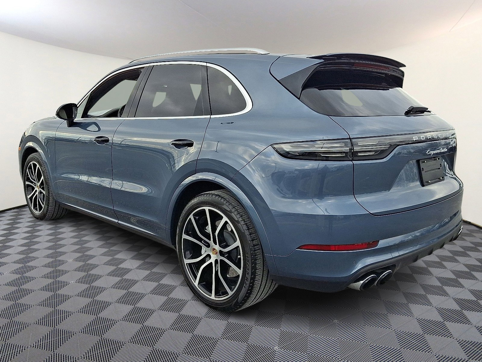 Used 2019 Porsche Cayenne Turbo image 2