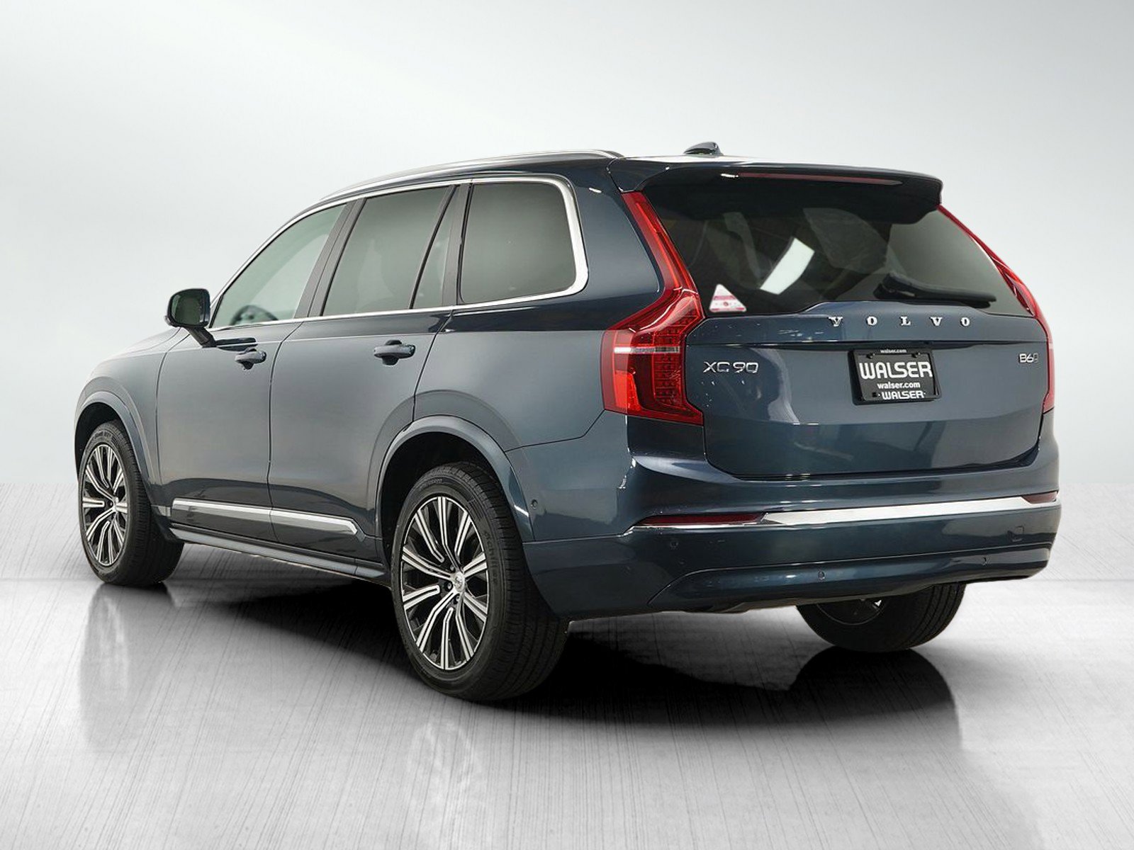 Used 2023 Volvo XC90 B6 Plus image 3