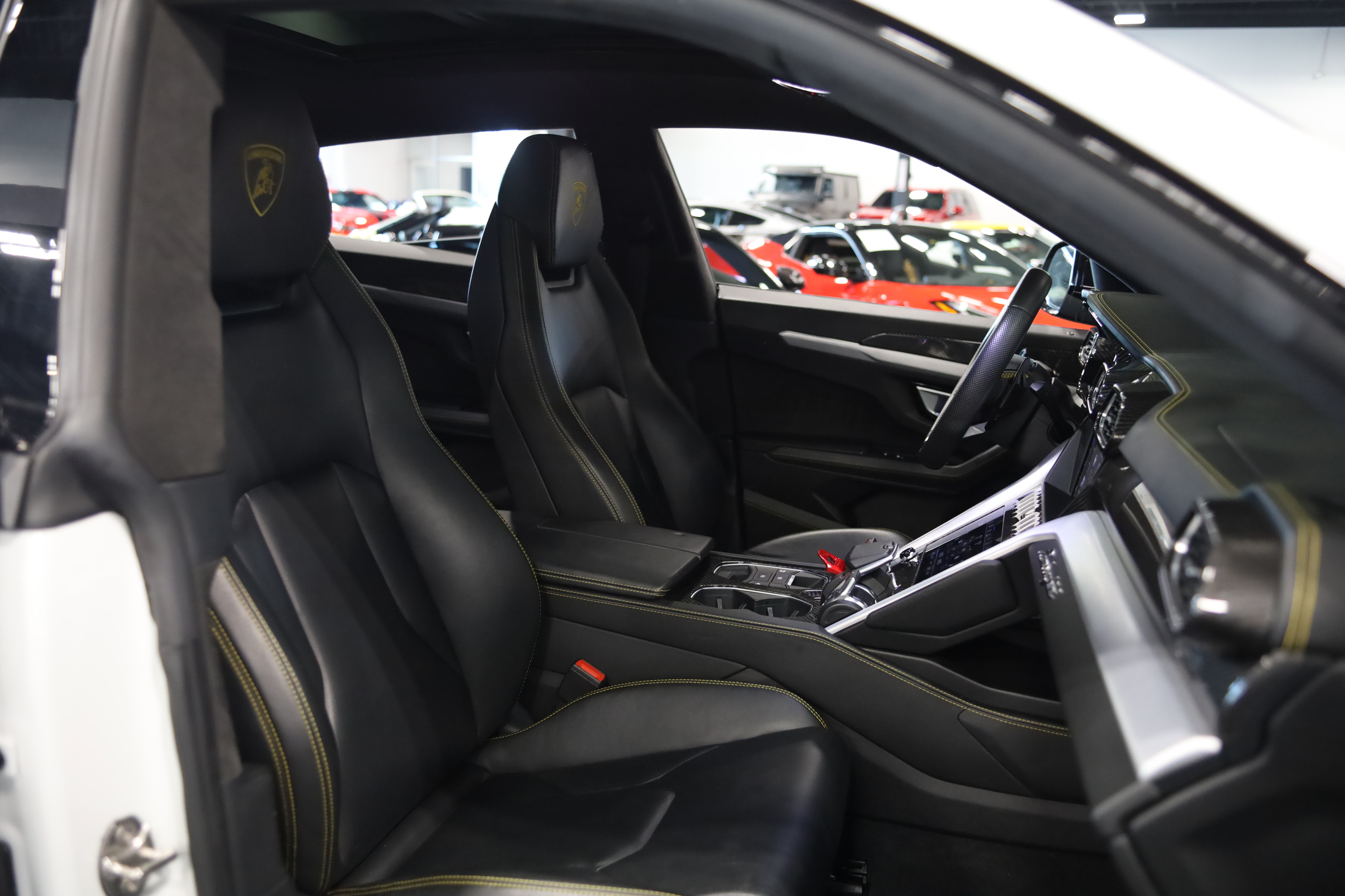 Used 2019 Lamborghini Urus AWD/4WD image 44