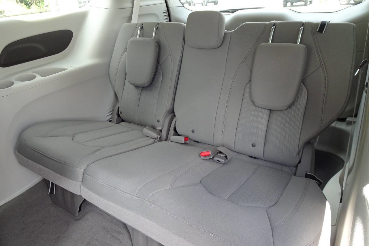 Used 2018 Chrysler Pacifica Touring Plus FWD image 19