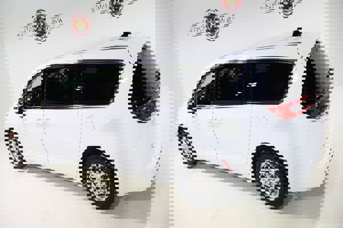 Used 2024 Chrysler Pacifica Touring-L image 5