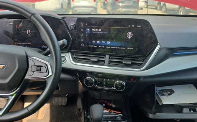 Used 2025 Chevrolet Trax LT w/ Driver Confidence Package FWD image 2