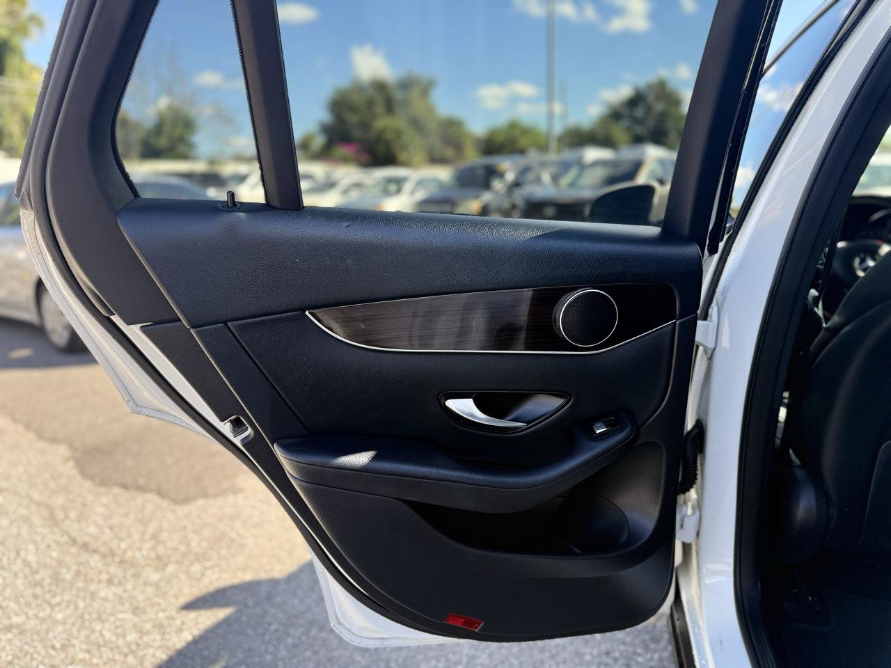 Used 2019 Mercedes-Benz GLC 300 w/ Premium Package image 32