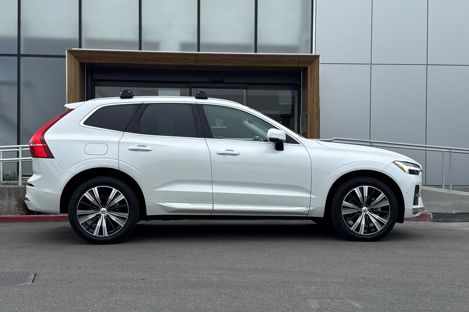 Certified 2023 Volvo XC60 B5 Plus w/ Protection Package Premier FWD image 9