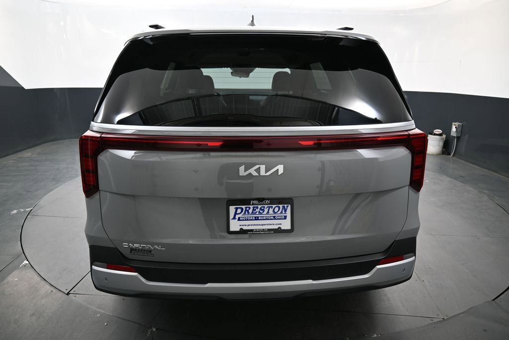 Used 2025 Kia Carnival EX FWD image 8
