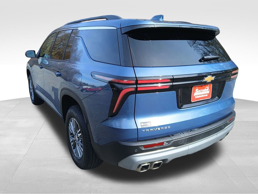 Used 2025 Chevrolet Traverse LT image 3