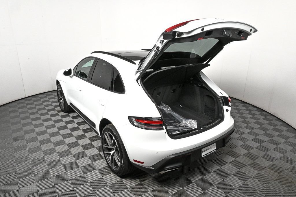 Certified 2026 Porsche Macan AWD/4WD image 34