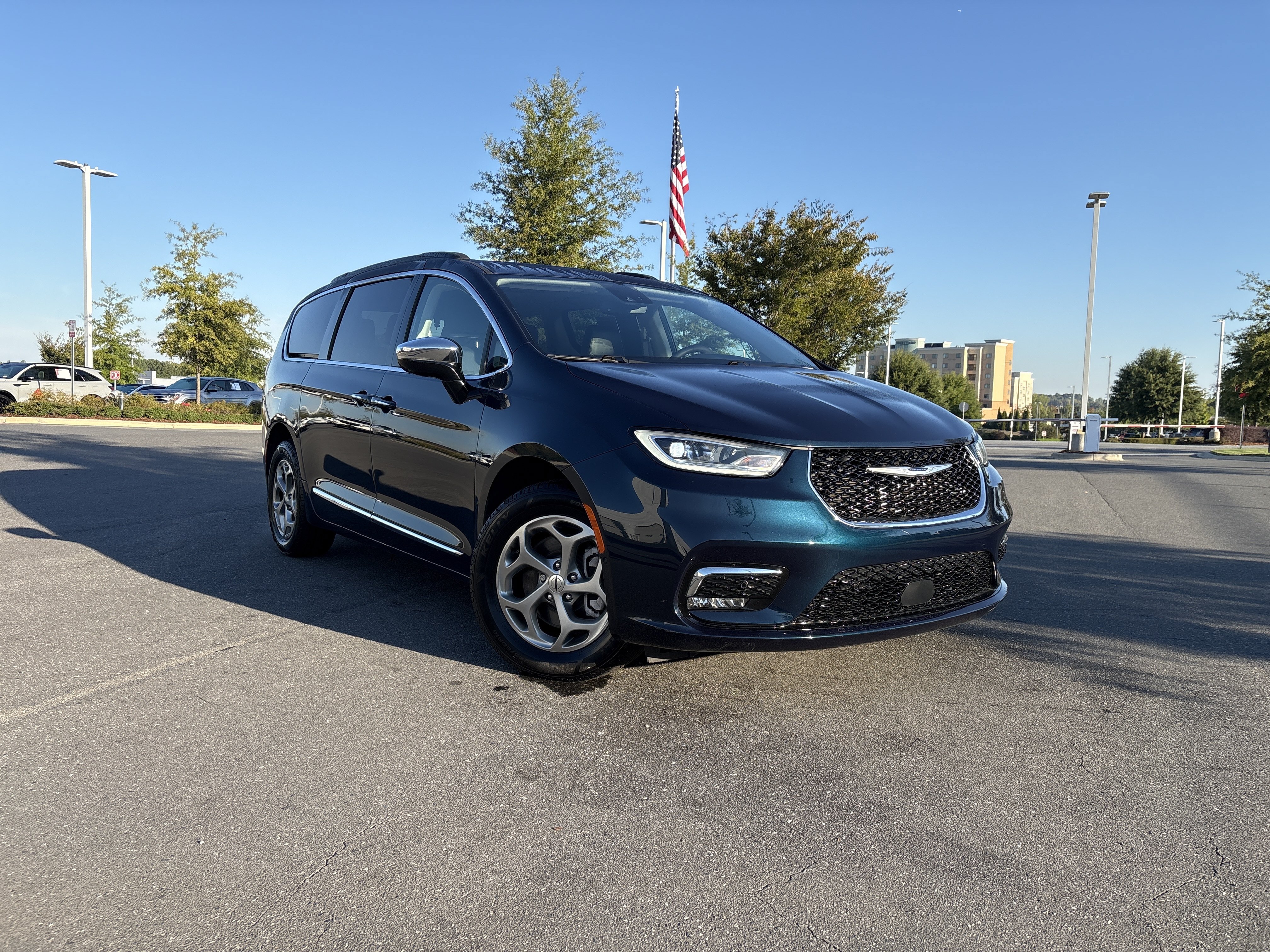 Used 2023 Chrysler Pacifica Limited w/ Uconnect Theater Family Group AWD/4WD image 2