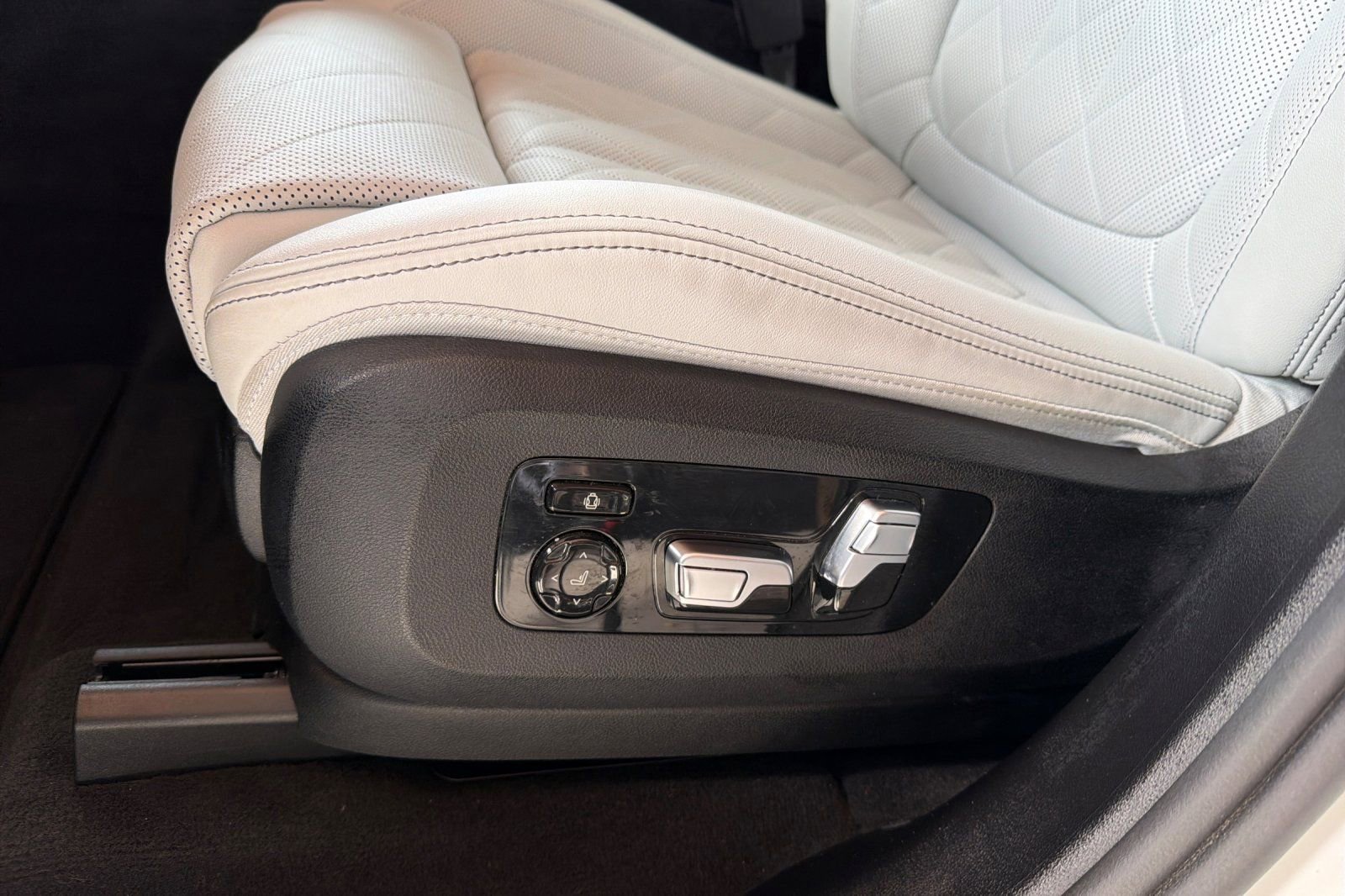 Used 2024 BMW X5 xDrive50e w/ Premium Package image 15