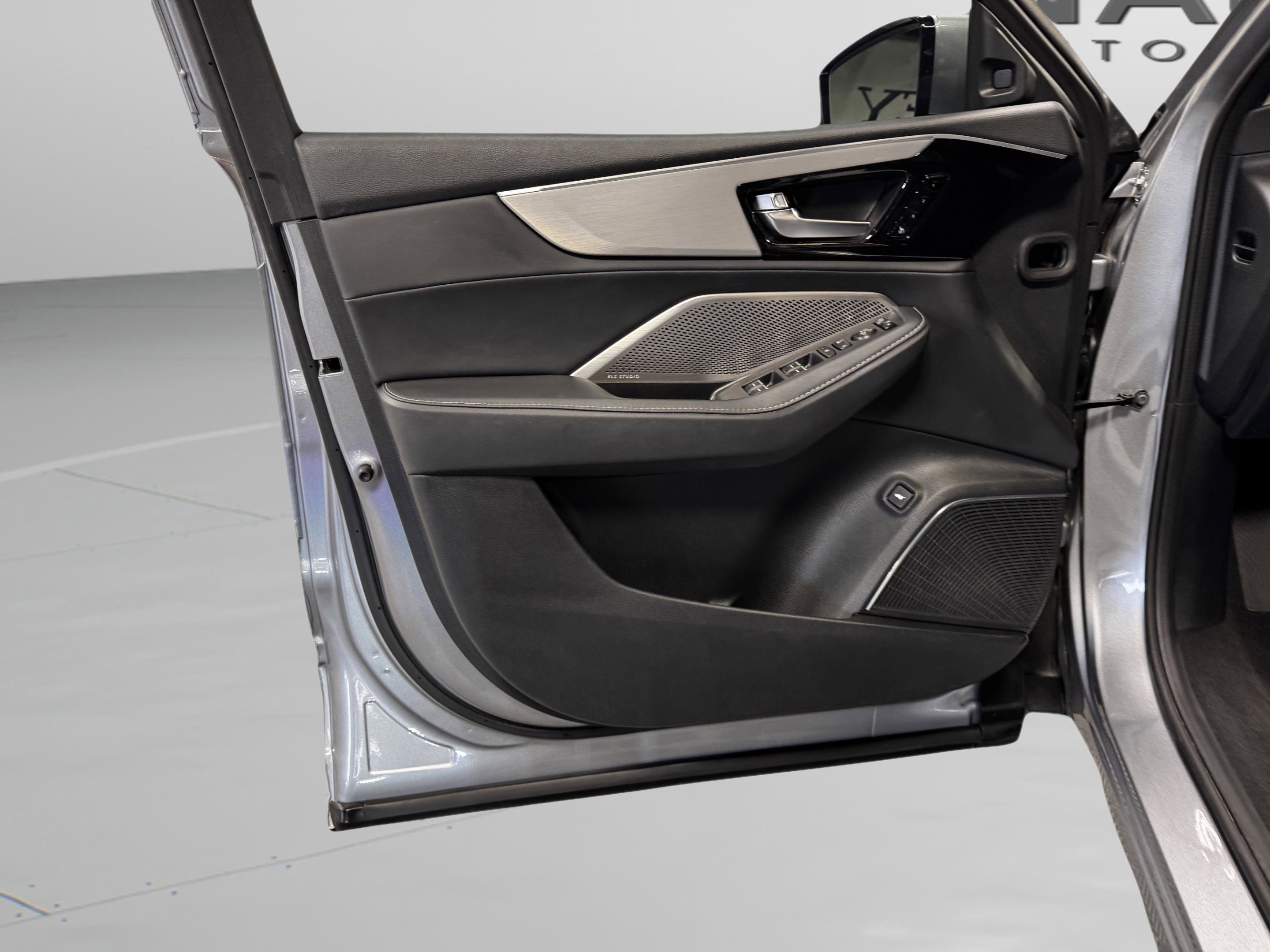 Certified 2023 Acura MDX FWD w/ Technology Package image 18