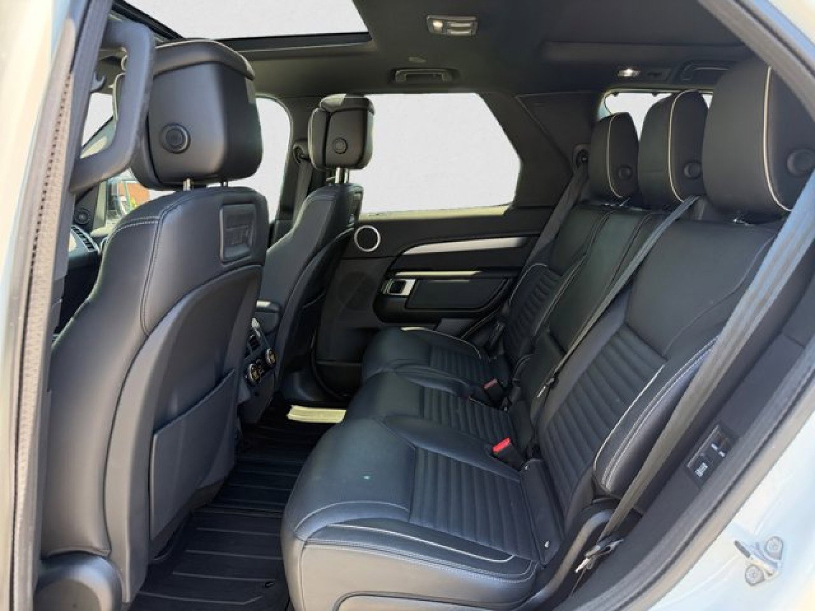 Certified 2022 Land Rover Discovery HSE R-Dynamic AWD/4WD image 18