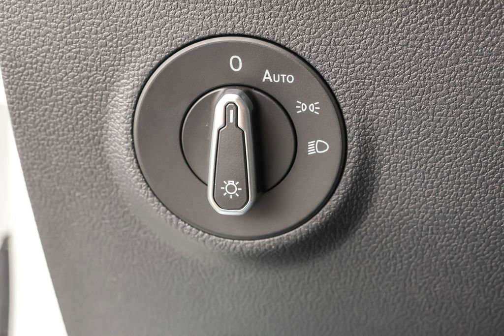 Used 2025 Volkswagen Taos SE image 17