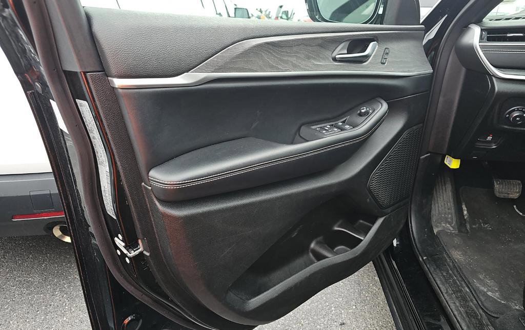 Used 2024 Jeep Grand Cherokee L Limited w/ Luxury Tech Group II image 9