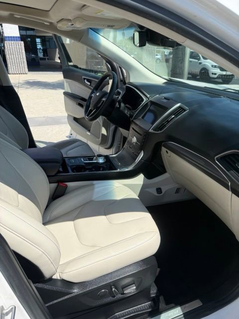 Used 2019 Ford Edge Titanium FWD image 3