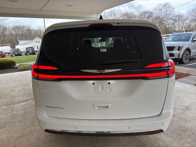 Used 2025 Chrysler Pacifica Select image 5
