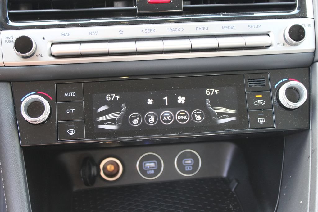Used 2025 Genesis G70 2.5T image 18