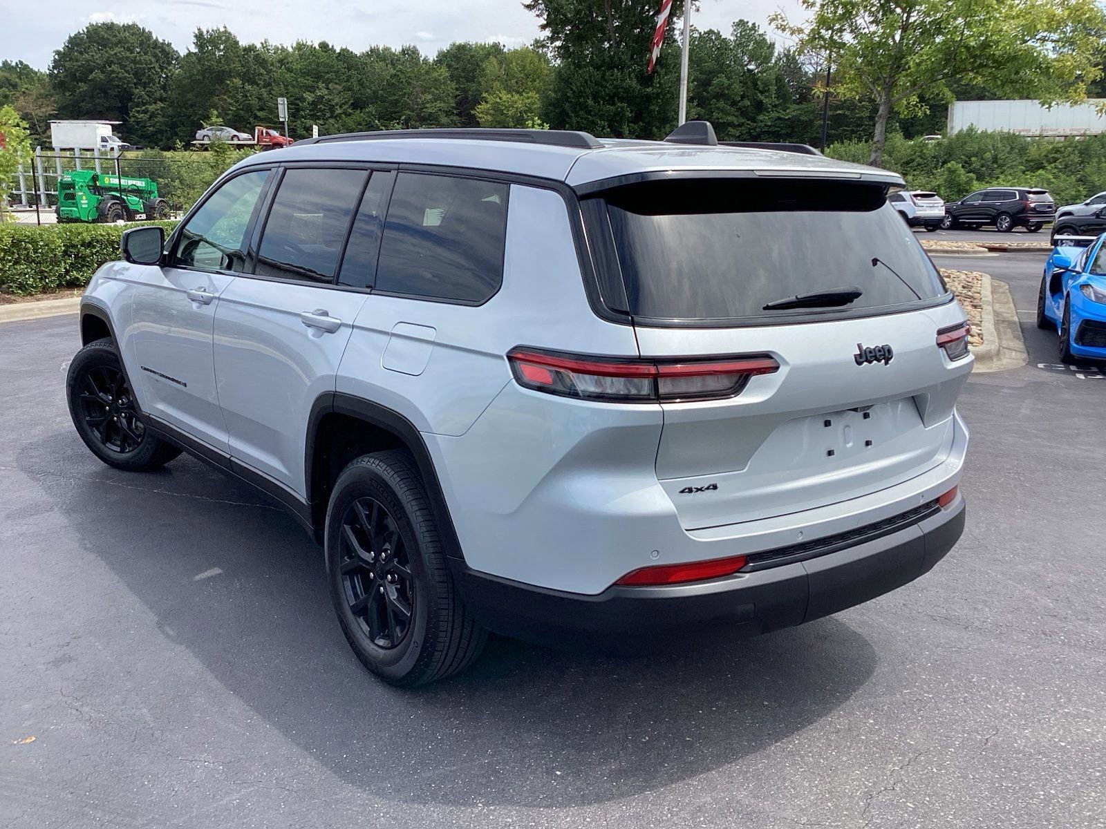 Used 2024 Jeep Grand Cherokee L Laredo image 2