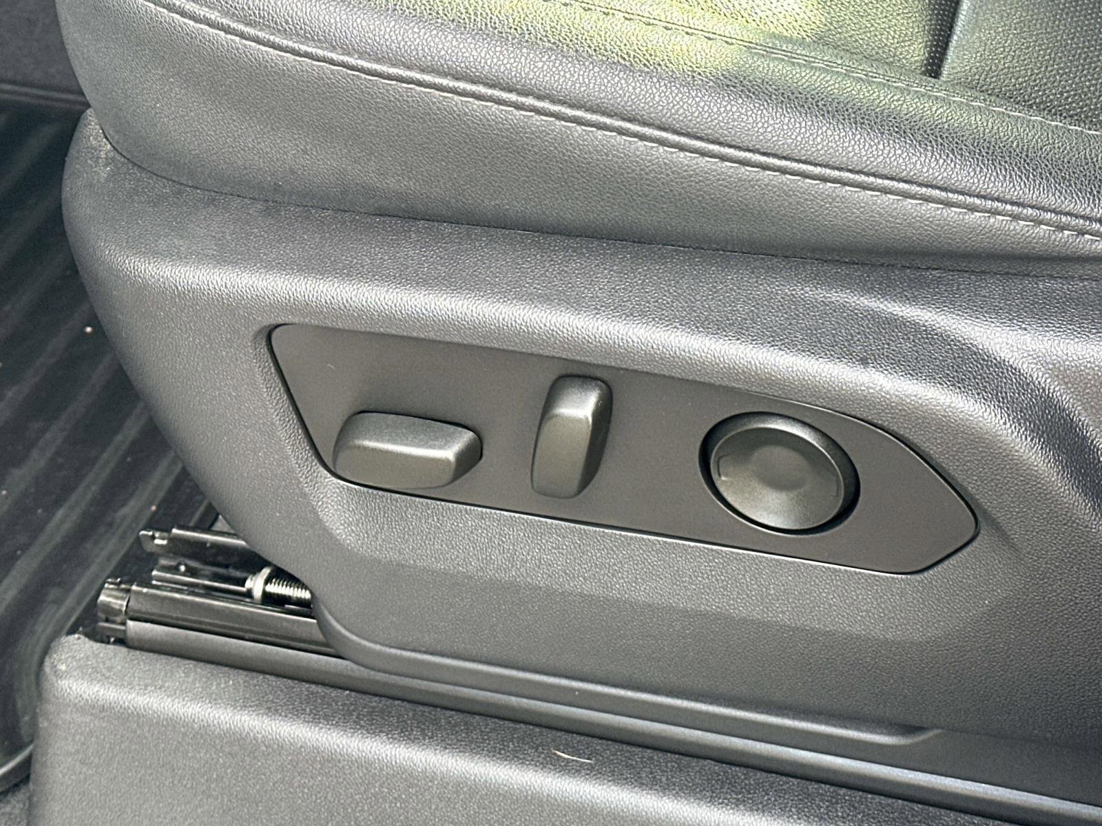 Used 2024 Chevrolet Silverado 2500 LTZ w/ LTZ Convenience Package image 26