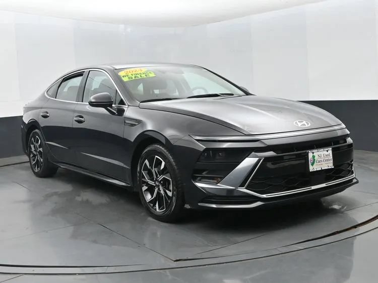 Used 2024 Hyundai Sonata SEL FWD image 2