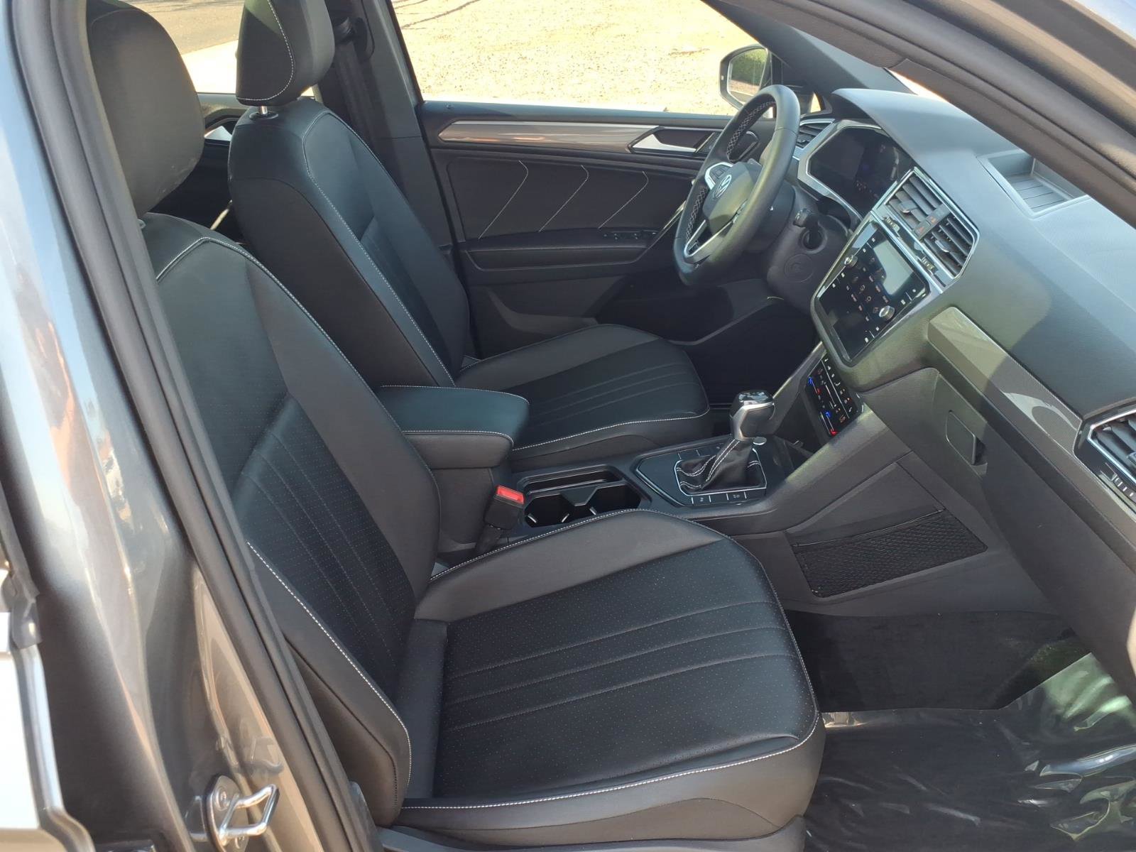 Certified 2023 Volkswagen Tiguan SE R-Line image 10