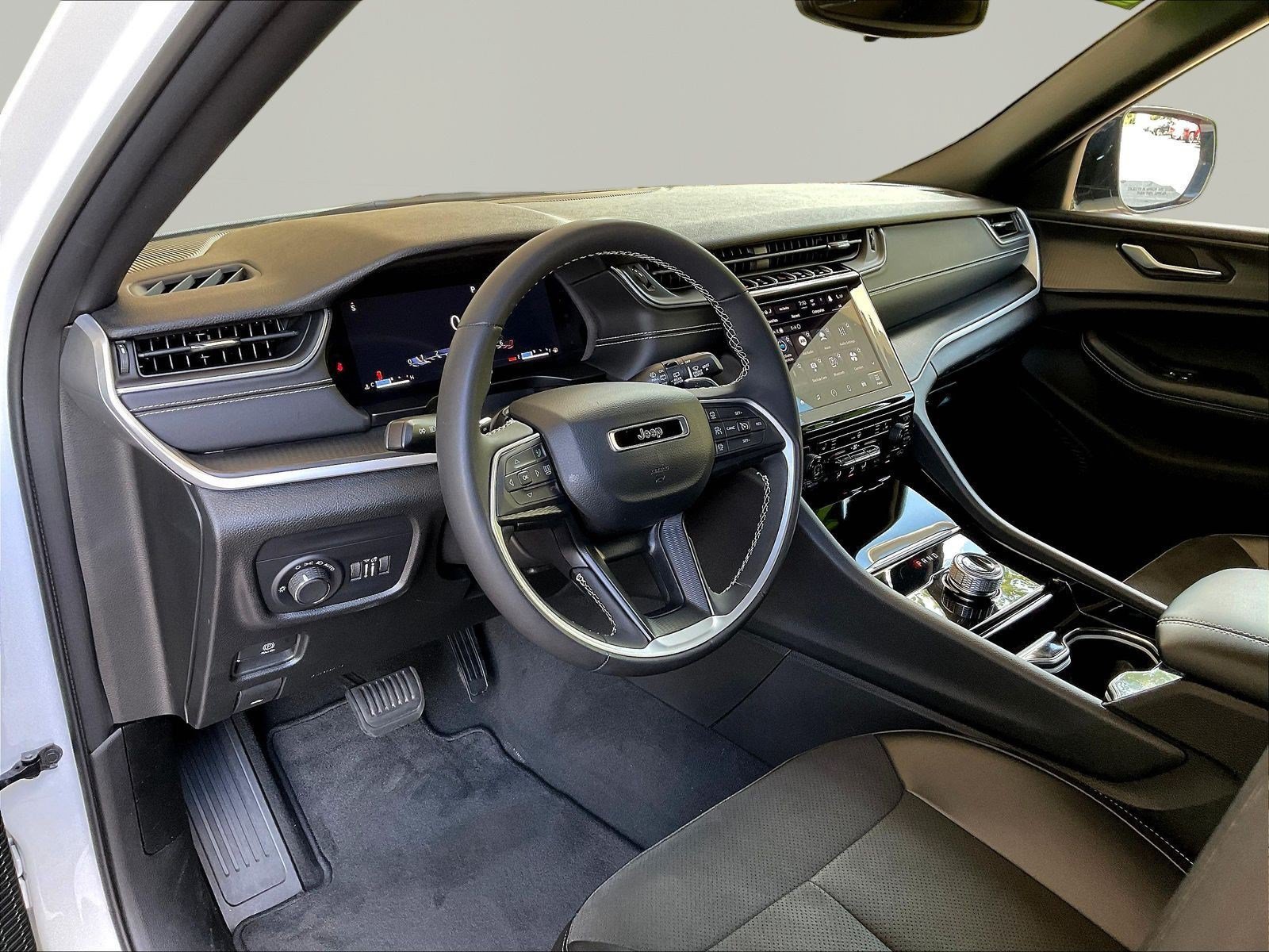 Used 2023 Jeep Grand Cherokee L Altitude AWD/4WD image 16