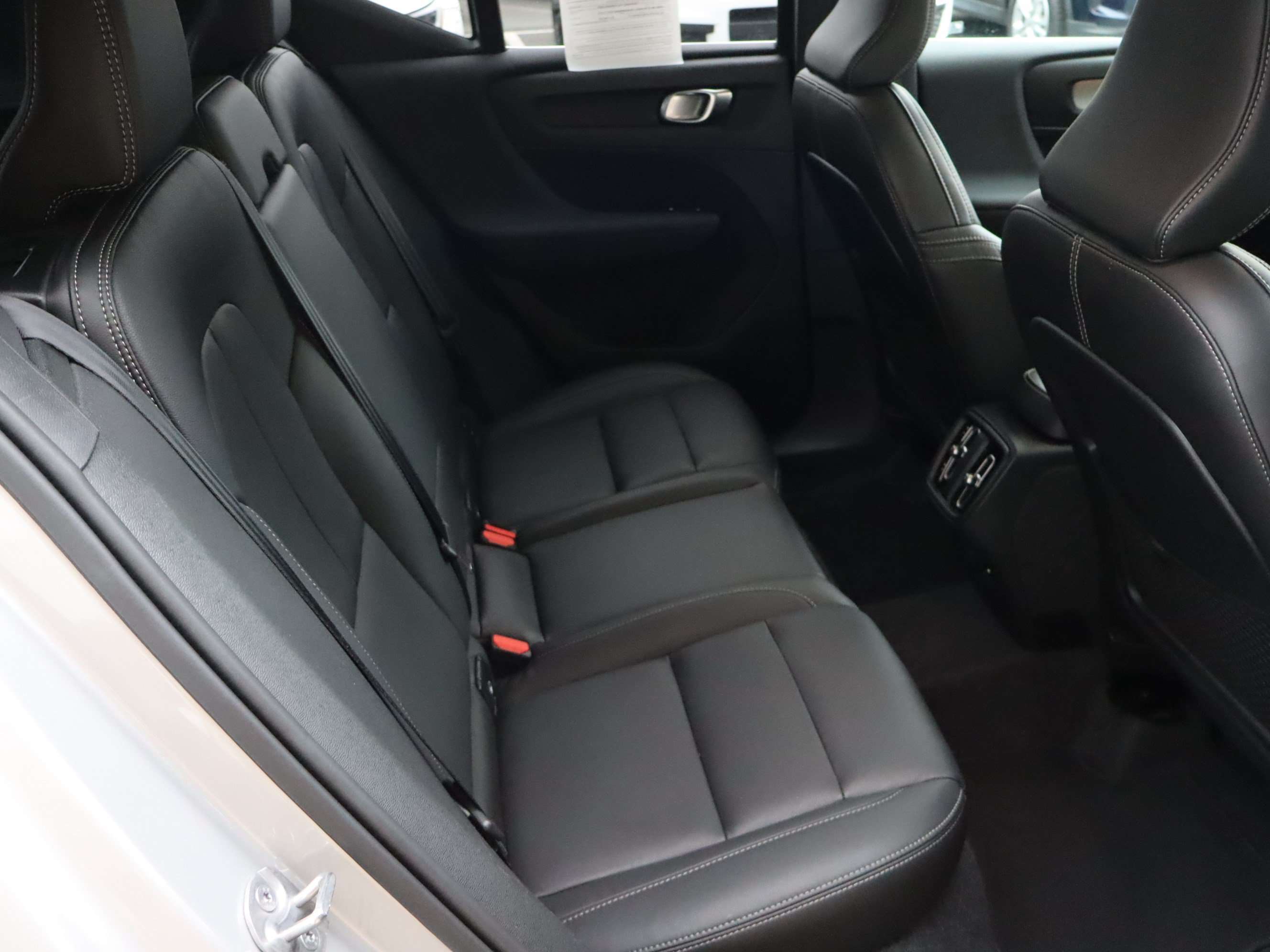 Used 2025 Volvo XC40 B5 Core AWD/4WD image 34