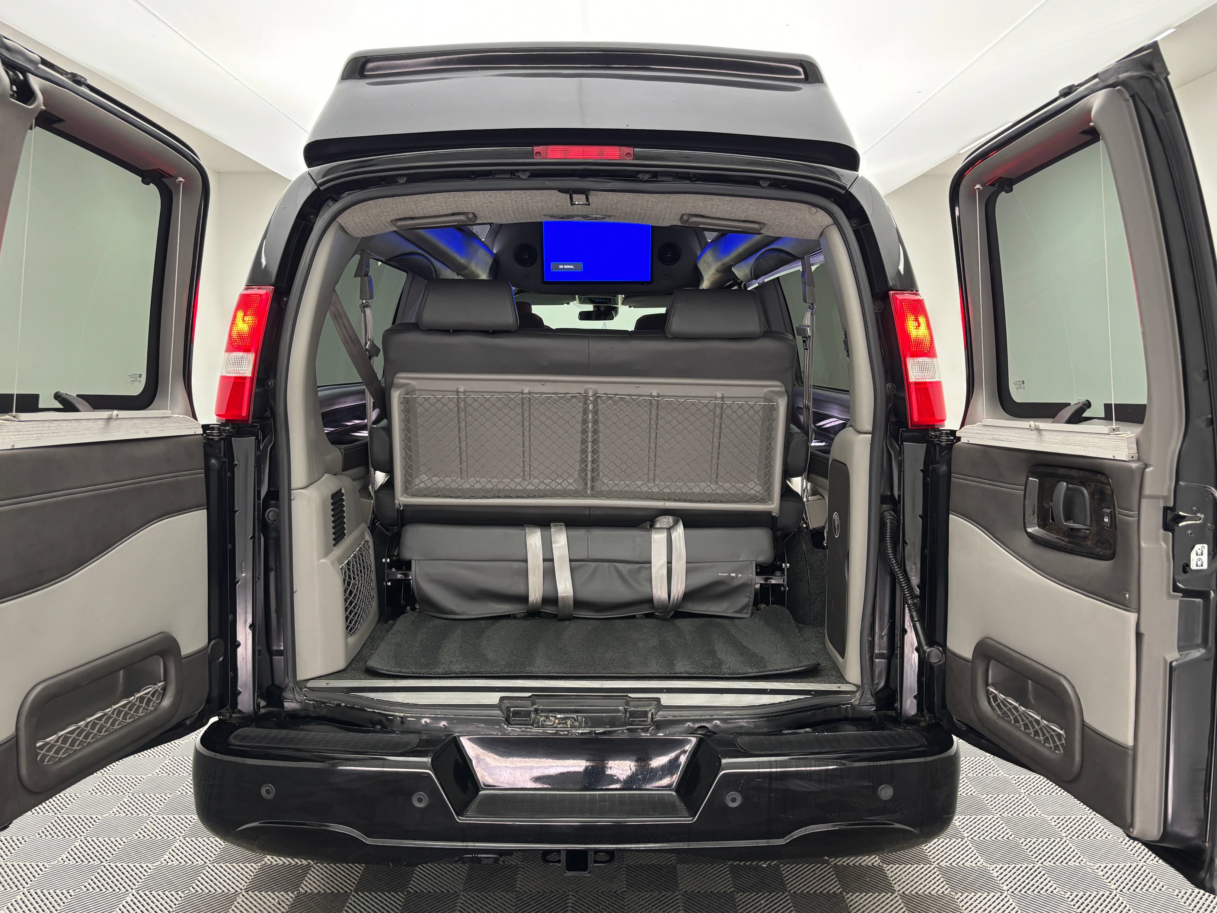 Used 2020 GMC Savana 2500 Extended w/ Enhanced Convenience Package RWD image 10