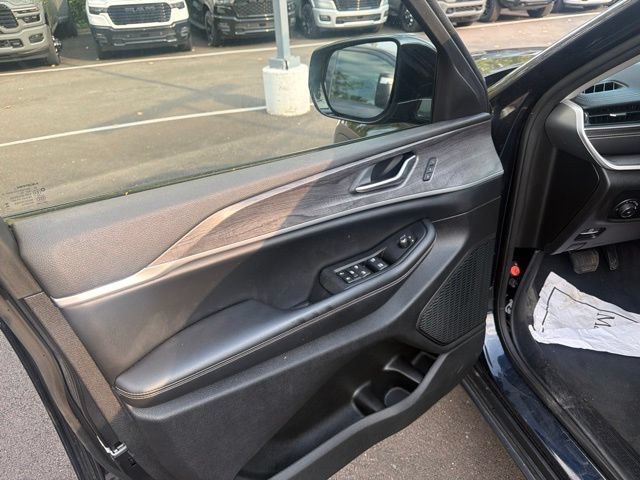 Used 2023 Jeep Grand Cherokee Limited w/ Black Appearance Package AWD/4WD image 10