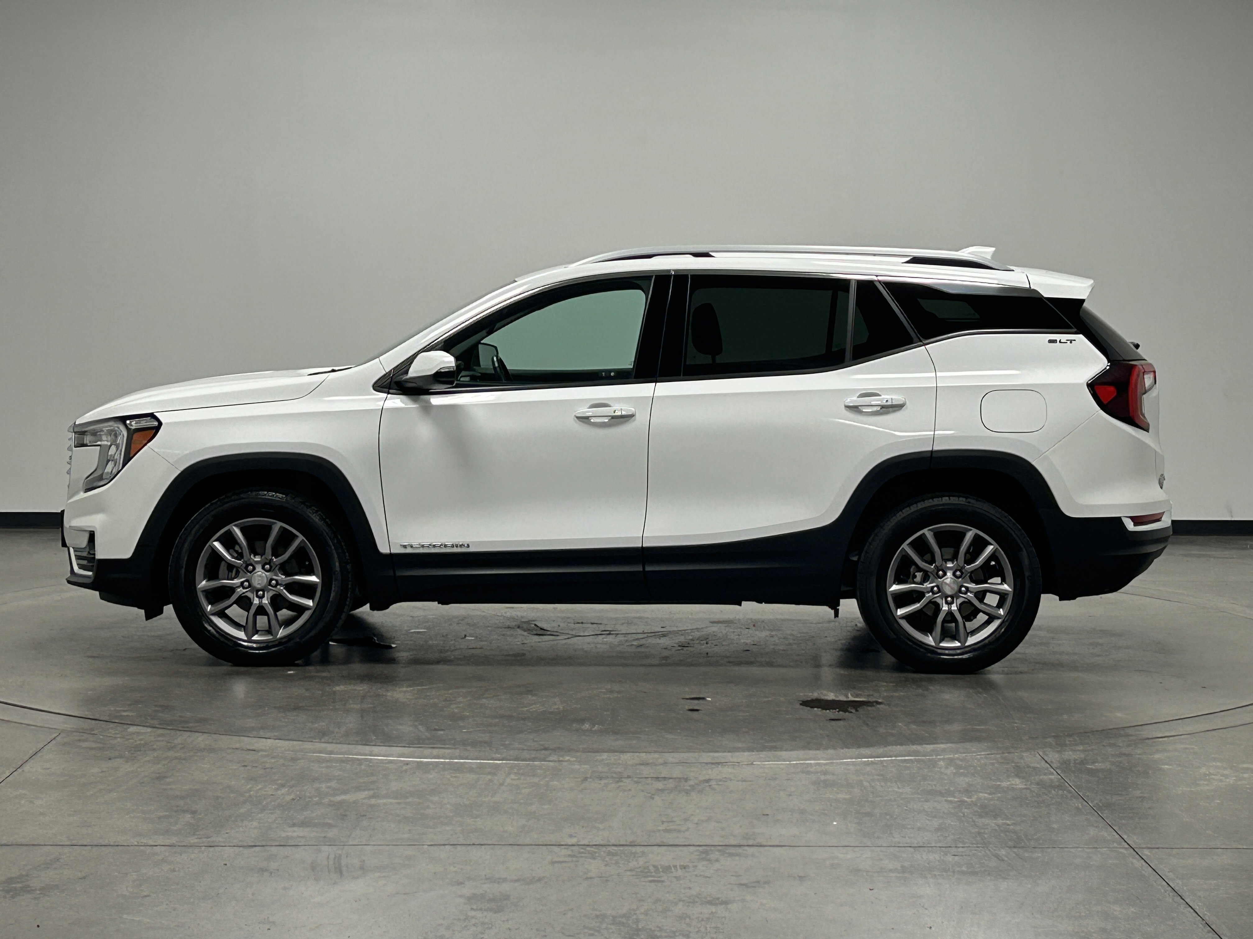 Used 2023 GMC Terrain SLT image 5