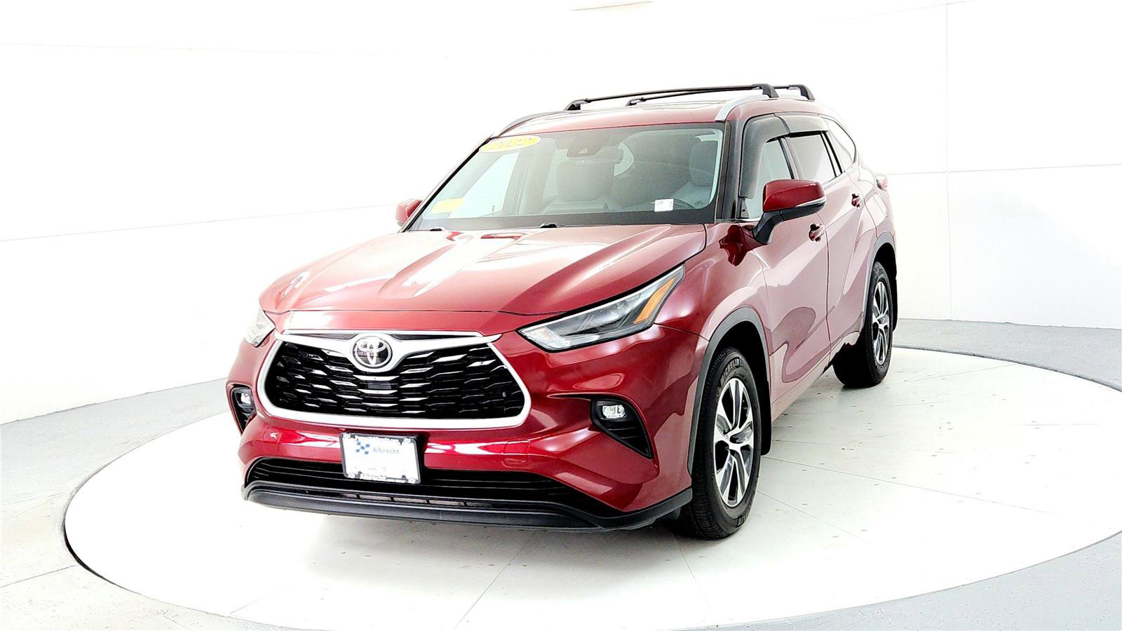 Certified 2022 Toyota Highlander XLE image 2