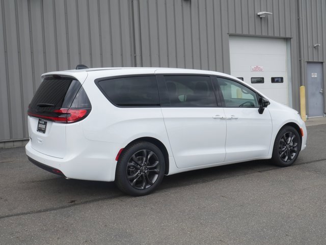 New 2026 Chrysler Pacifica Select image 13