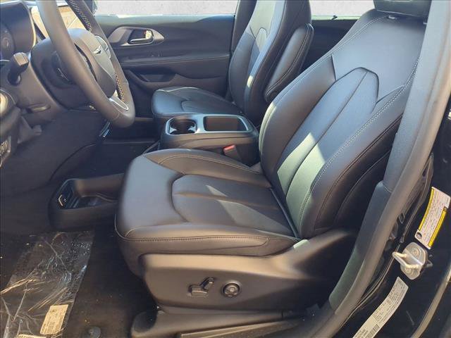 New 2026 Chrysler Pacifica Select AWD/4WD image 4
