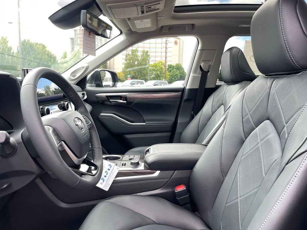 New 2026 Toyota Highlander Platinum AWD/4WD image 15