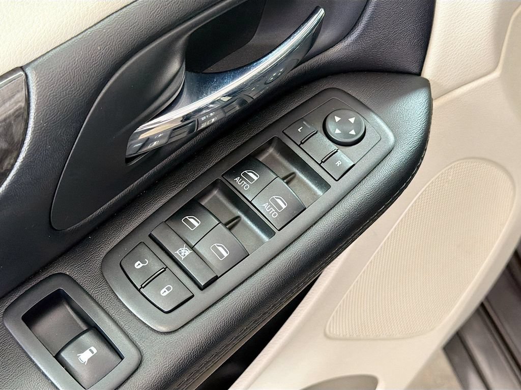 Used 2019 Dodge Grand Caravan SE w/ UConnect Hands-Free Group FWD image 18