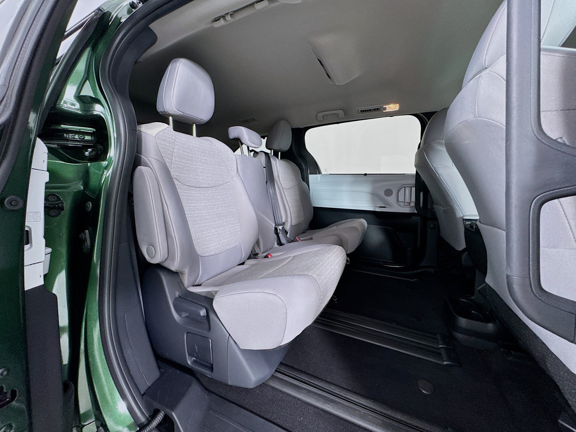 Certified 2026 Toyota Sienna LE FWD image 27